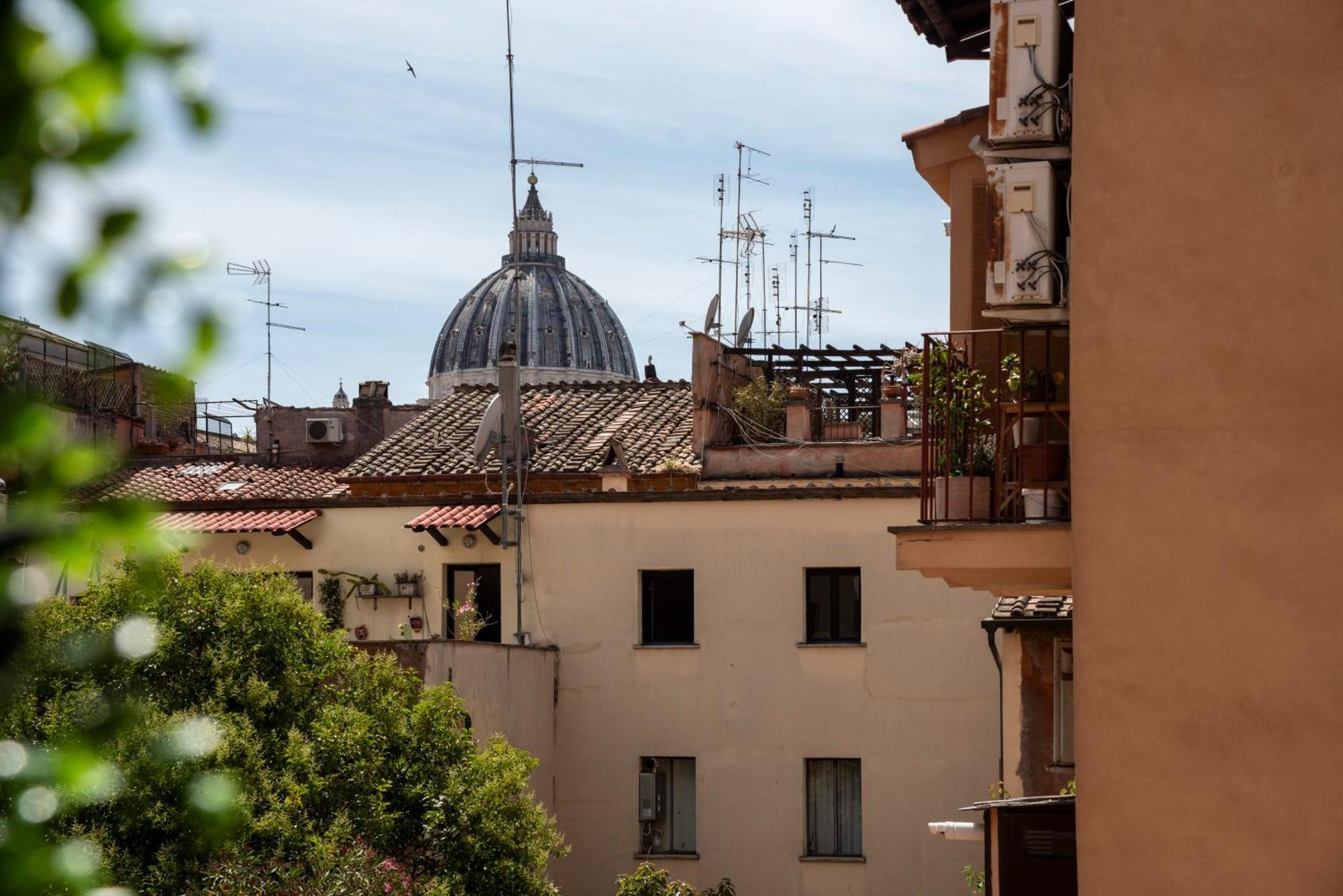 Vatican Boutique Apartment With St Peters Dome View Rome Bagian luar foto
