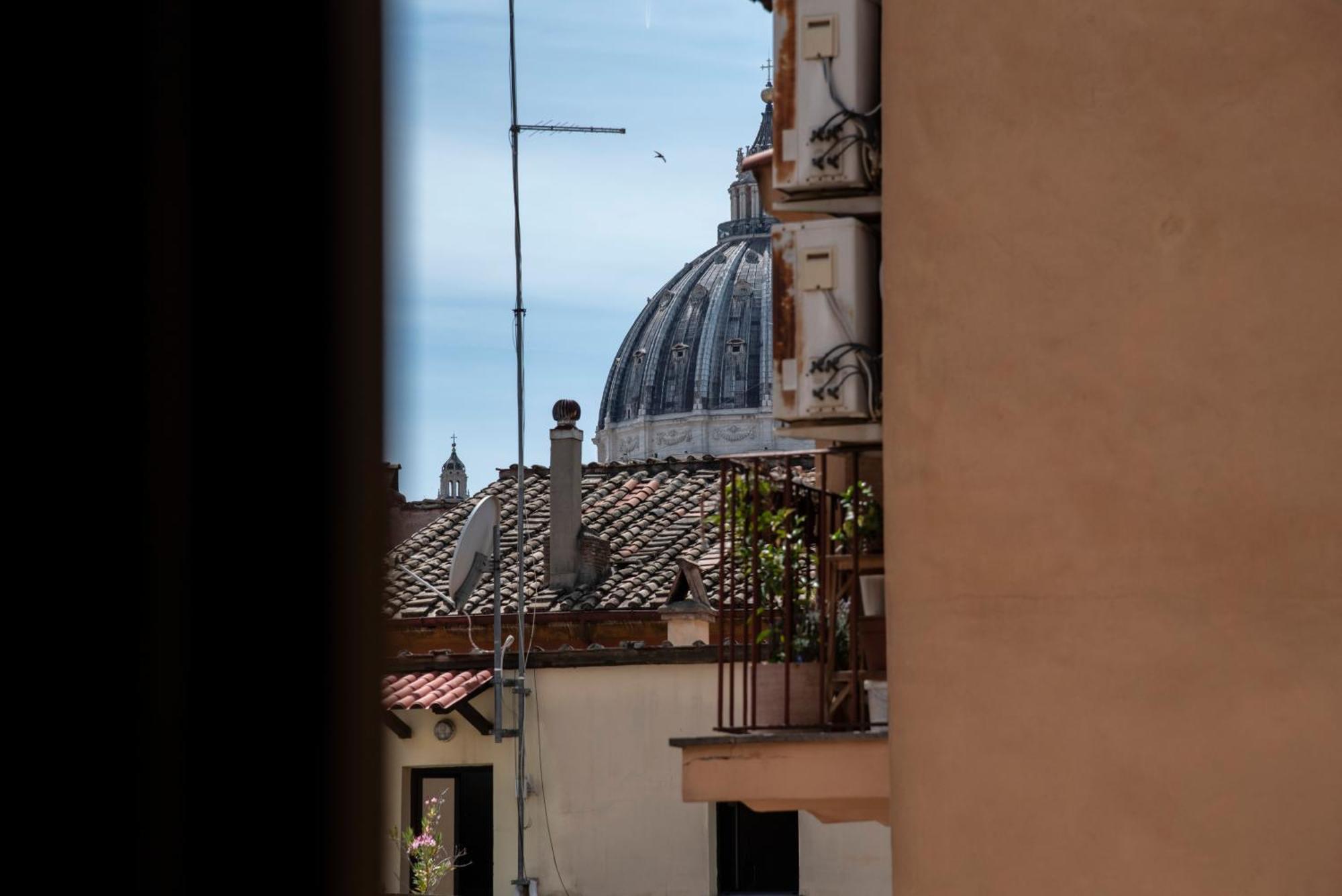 Vatican Boutique Apartment With St Peters Dome View Rome Bagian luar foto